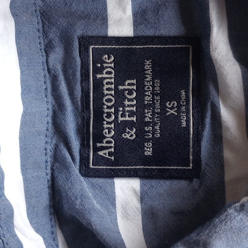 NWOT Abercrombie & Fitch Striped Chambray Half-Button Down Shirt XS - Picture 3 of 4